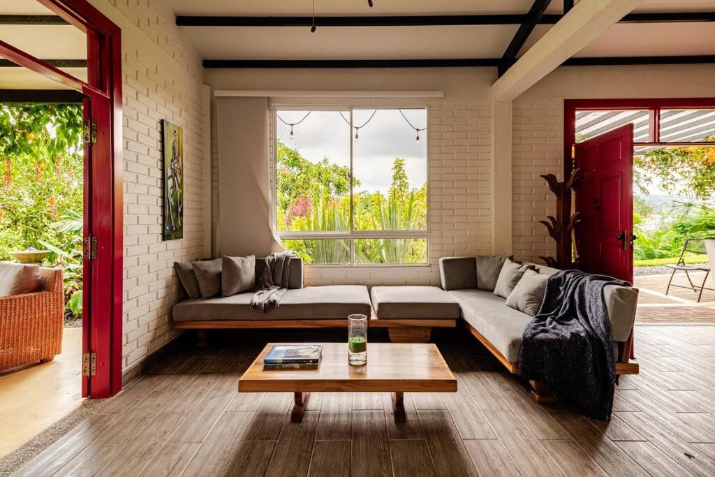Casa cafetera en Pereira con Jacuzzi y 5 habitaciones