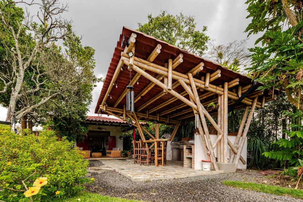 Casa cafetera en Pereira con Jacuzzi y 5 habitaciones