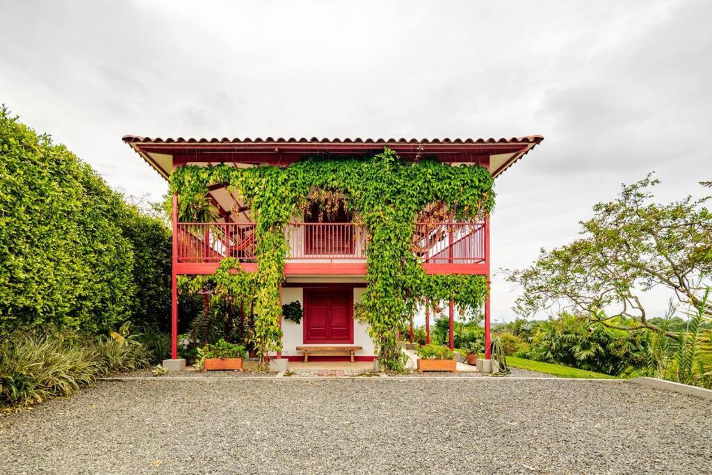 Casa cafetera en Pereira con Jacuzzi y 5 habitaciones