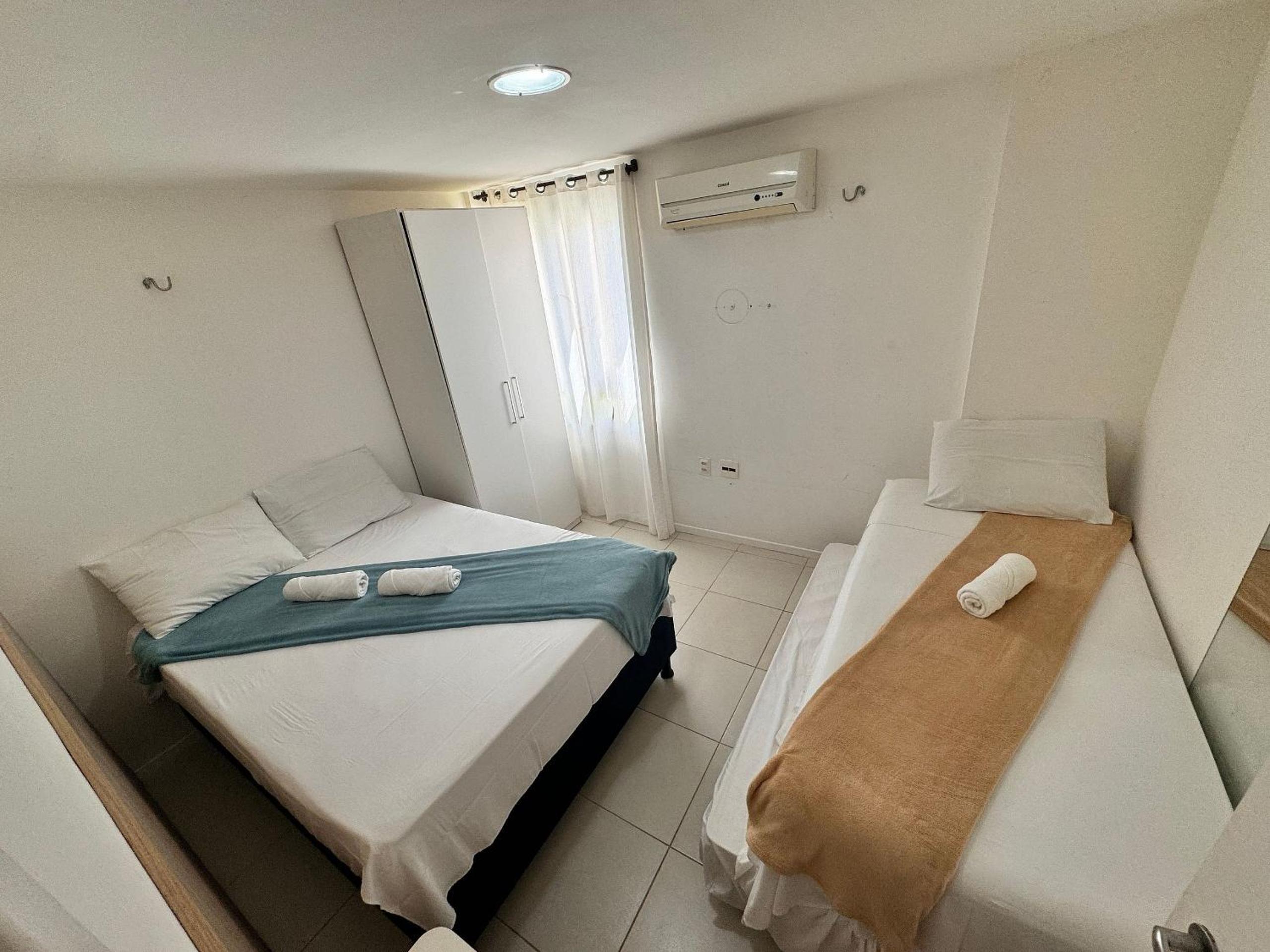 GranSol, Terreo, Pé na areia, 03 qtos, 08 adultos e 02 crianças, a 600m do B PARK