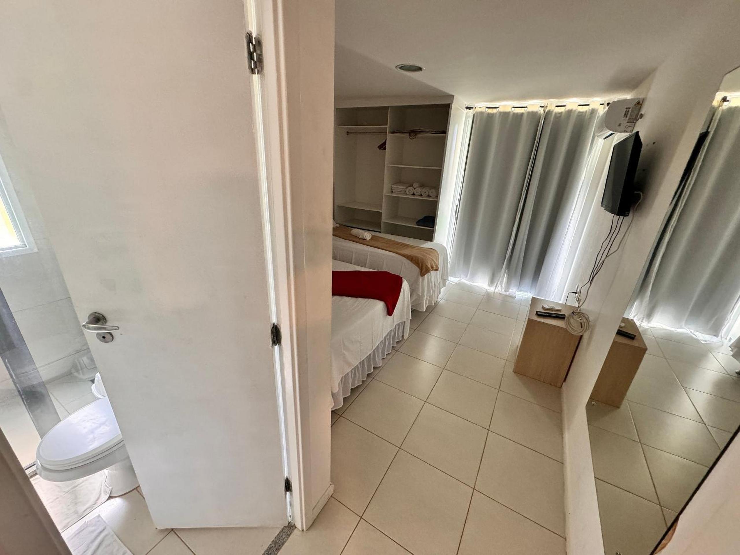 GranSol, Terreo, Pé na areia, 03 qtos, 08 adultos e 02 crianças, a 600m do B PARK