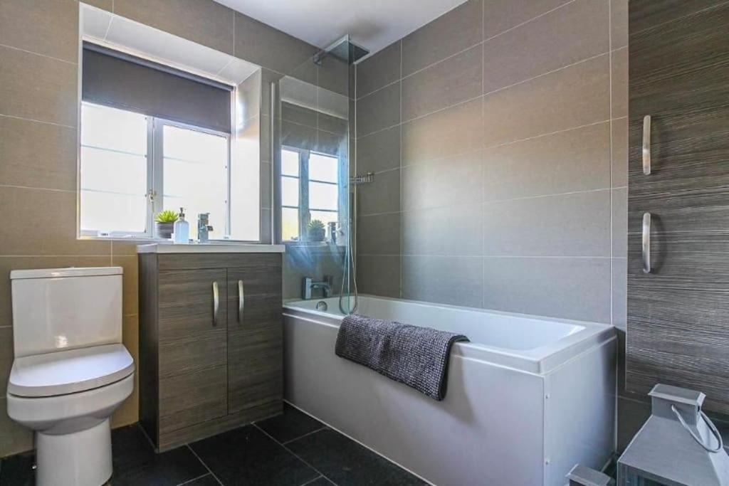 Spacious 2 bedroom apartment in London view 3
