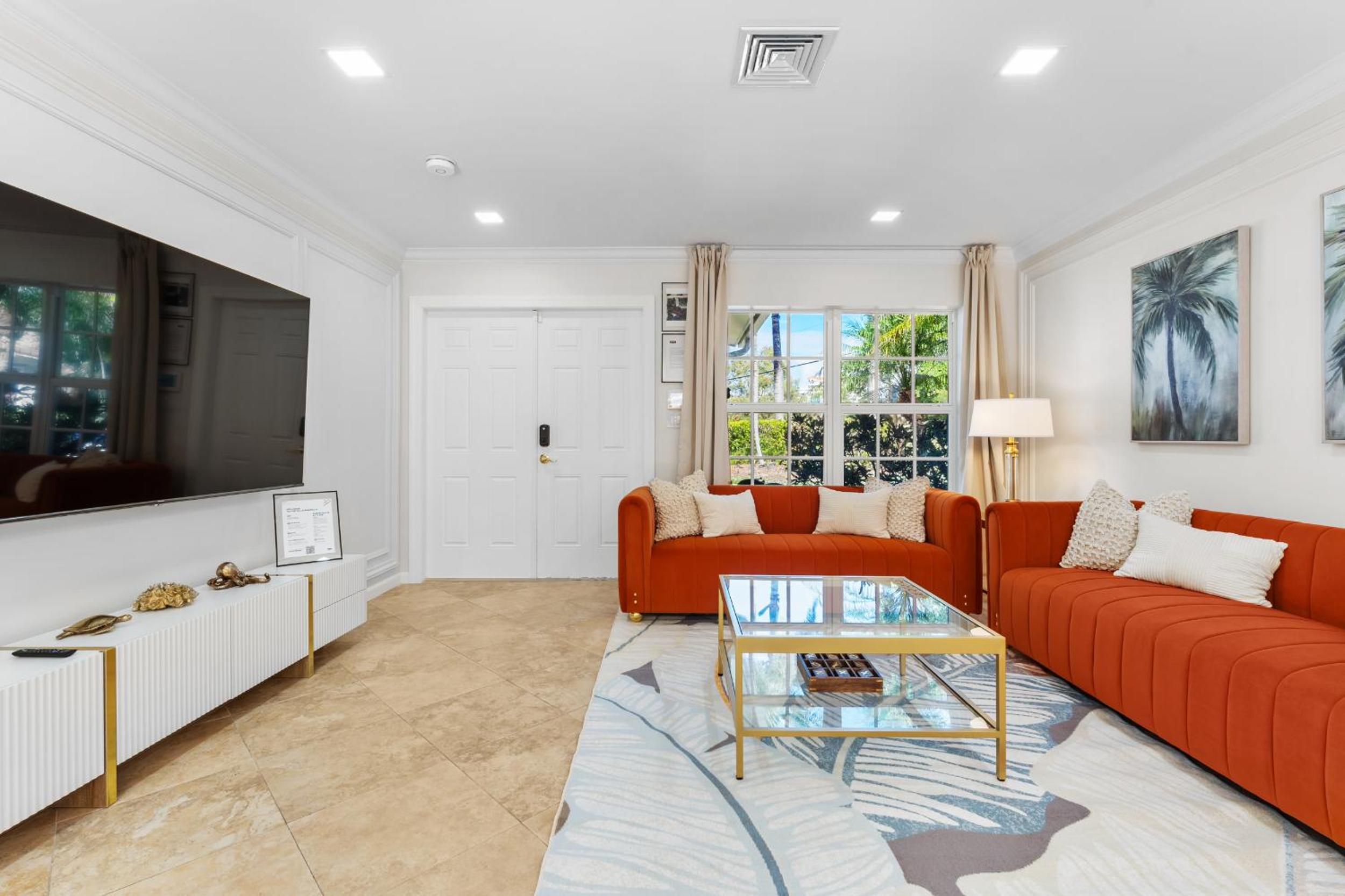 A Slice of Paradise - Bel Air Beach House with Private Pool, 30-35 min to FIFA