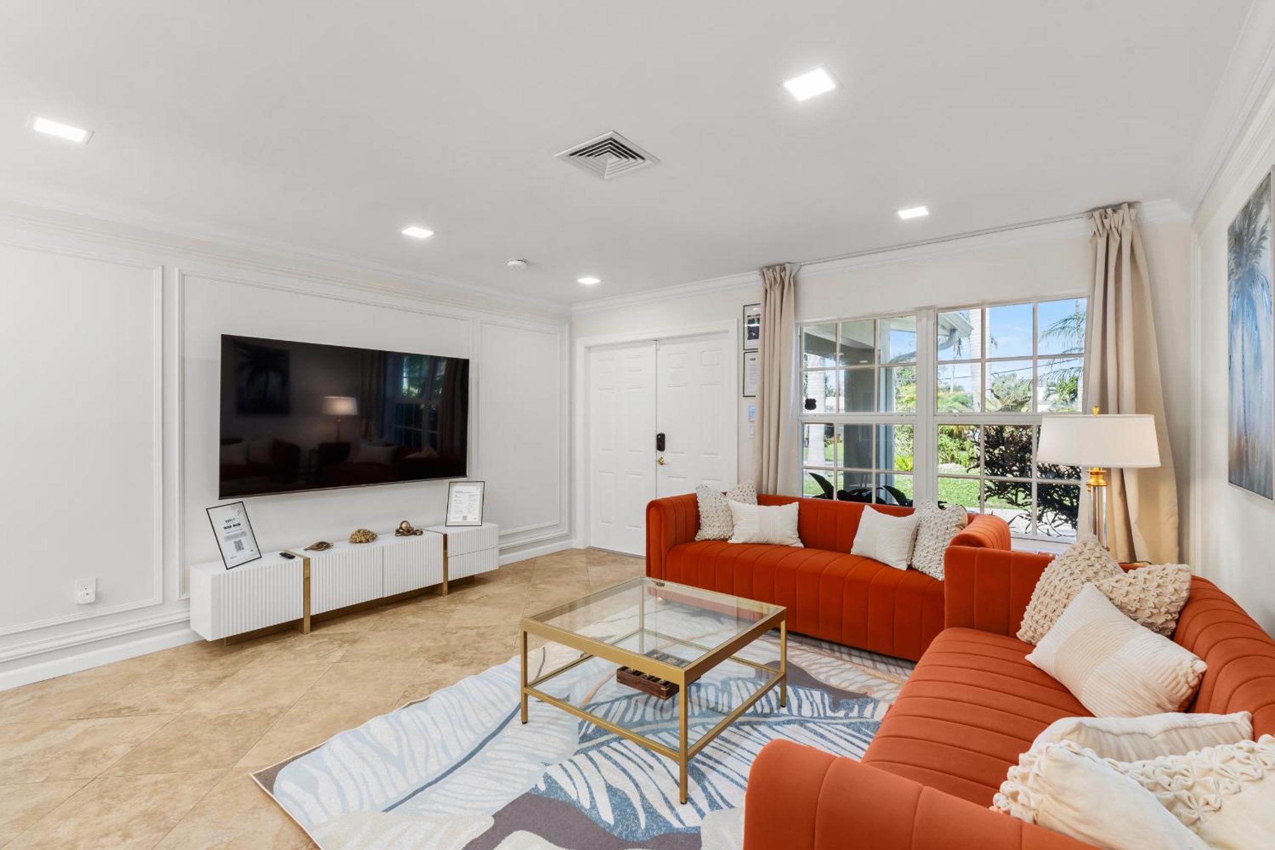 A Slice of Paradise - Bel Air Beach House with Private Pool, 30-35 min to FIFA