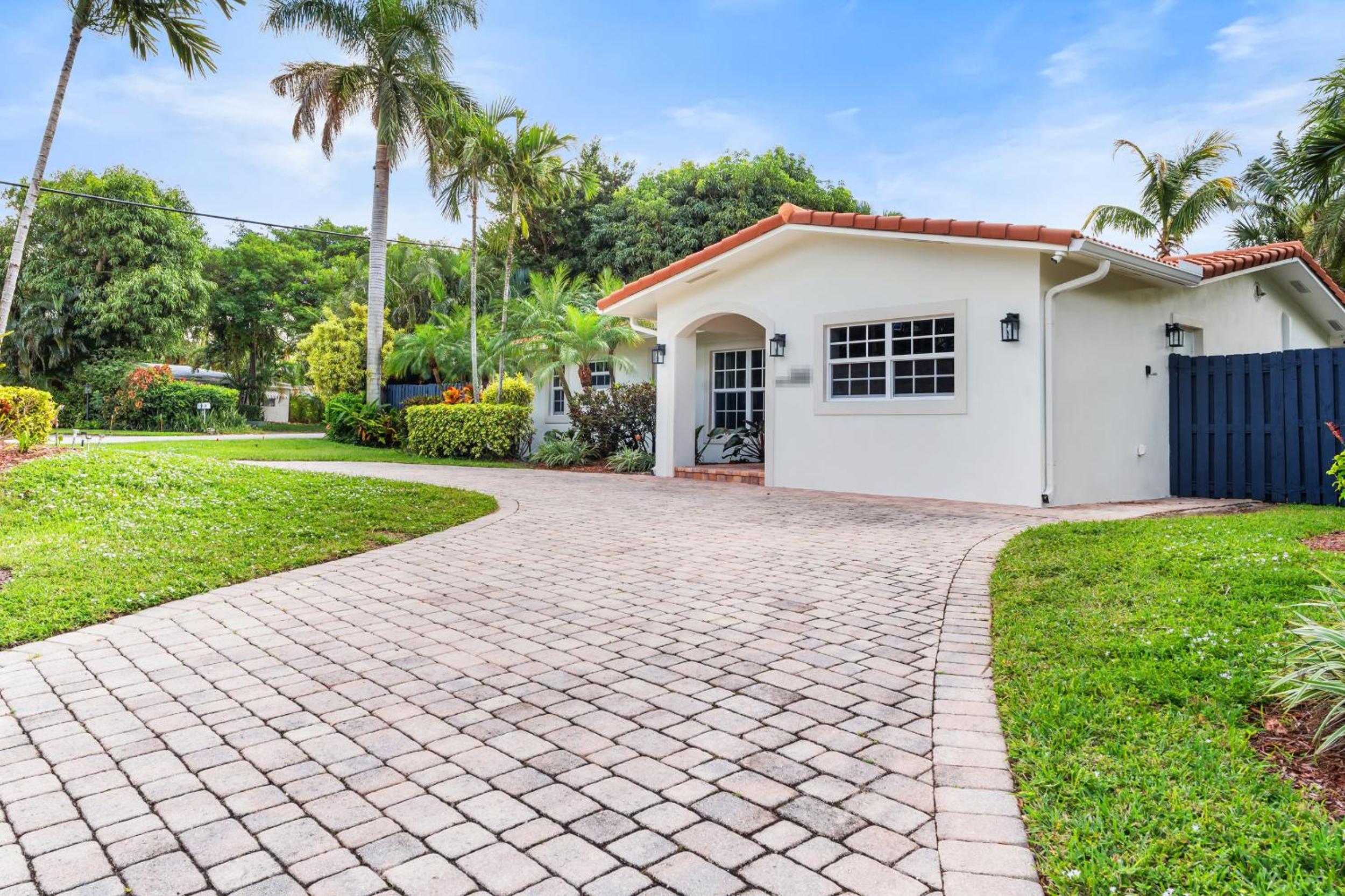 A Slice of Paradise - Bel Air Beach House with Private Pool, 30-35 min to FIFA