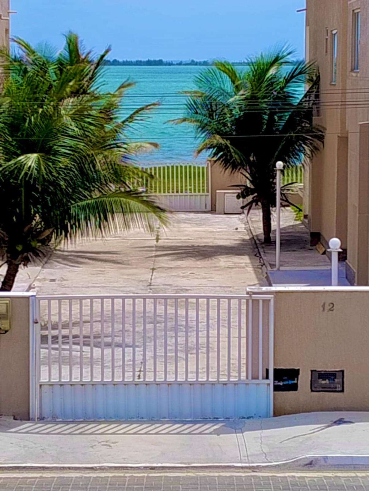 Casa com piscina em frente à lagoa e a 600m da praia