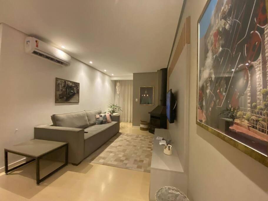 APARTAMENTo ACONCHEGANTE NO CENTRO DE CANELA!