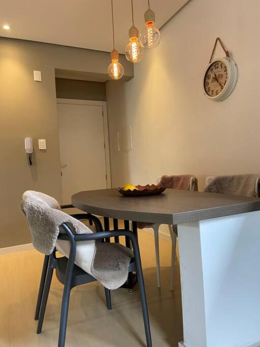 APARTAMENTo ACONCHEGANTE NO CENTRO DE CANELA!