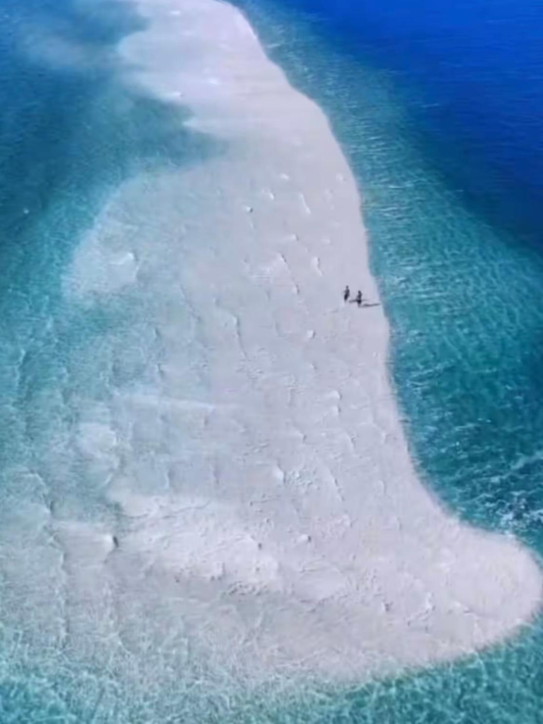 Casa com piscina em frente à lagoa e a 600m da praia
