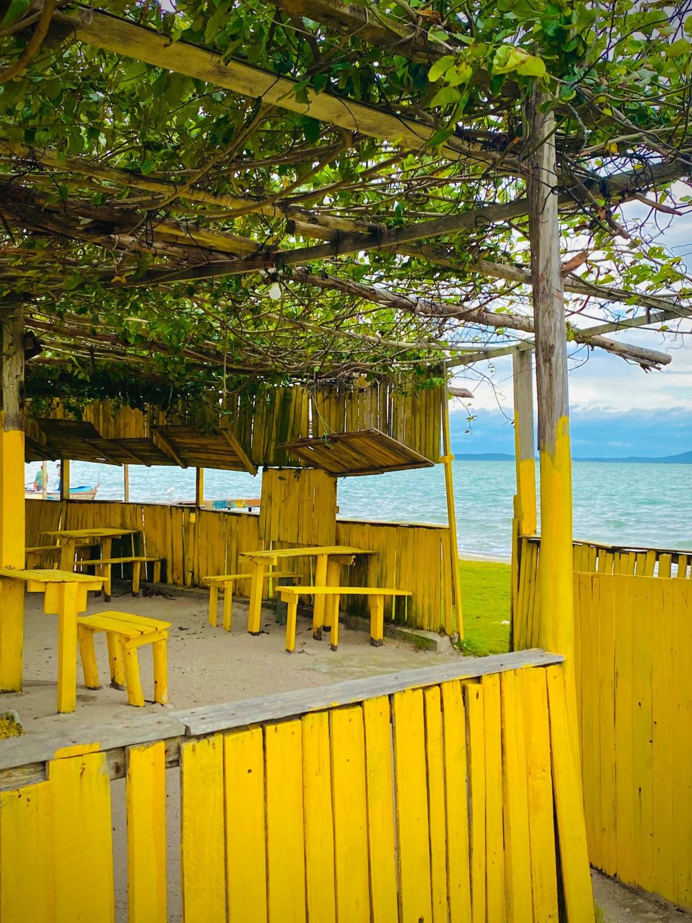 Casa com piscina em frente à lagoa e a 600m da praia