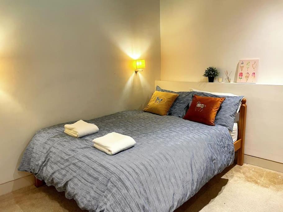 Chic Apt sleeps up to 4 guests in heart of London Bridge