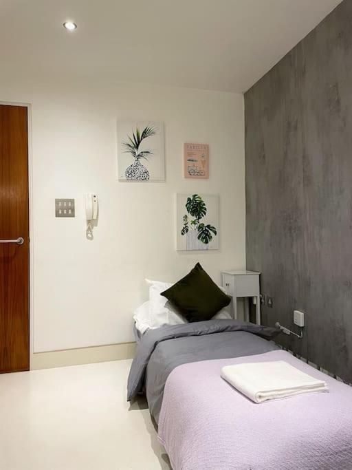 Chic Apt sleeps up to 4 guests in heart of London Bridge