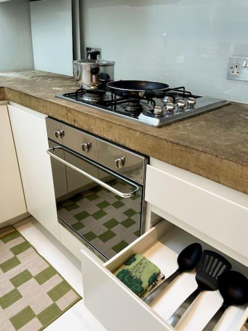 Chic Apt sleeps up to 4 guests in heart of London Bridge