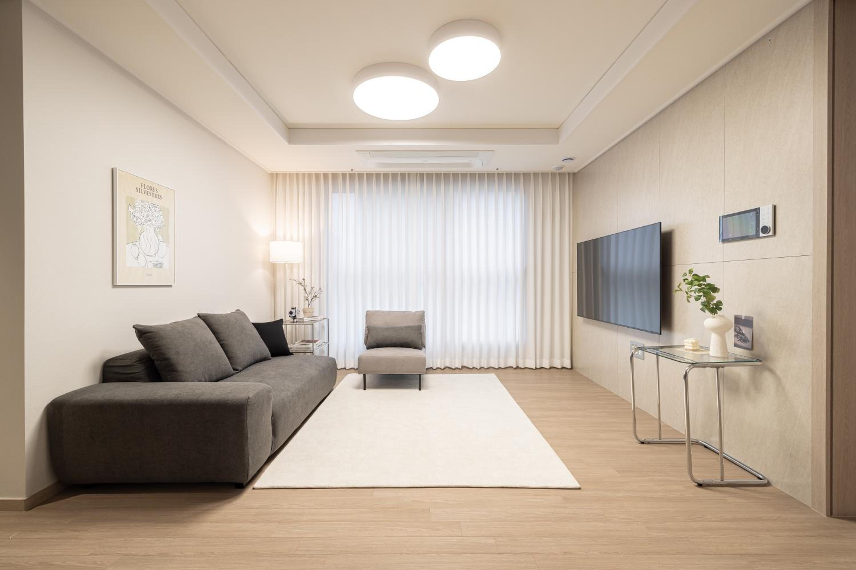 Stylish Modern Condo, 3 Bedrooms, 2 Bathrooms, 4 Air Conditioners, 65-inch TV, Laundry Machine & Dryer