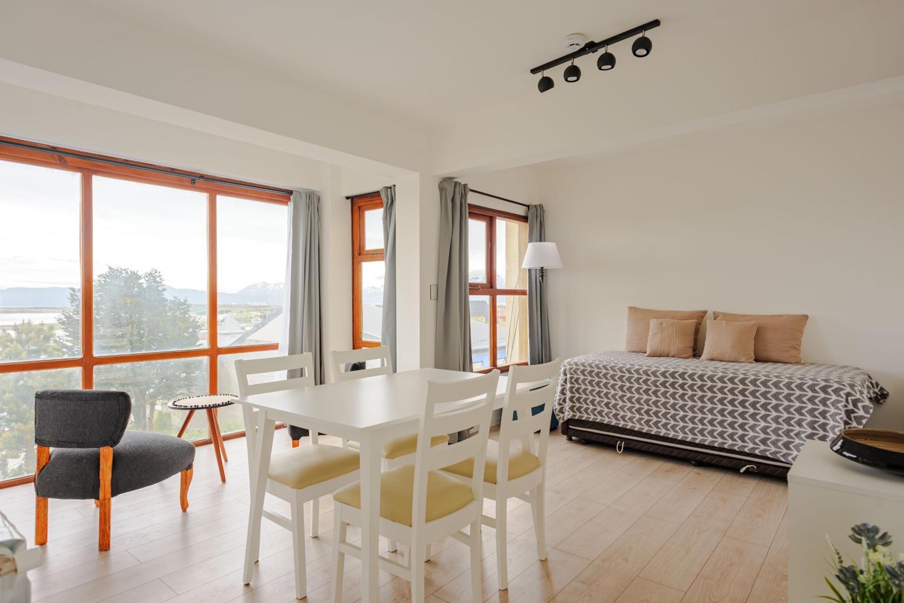 Gray Fox Apartments Roca