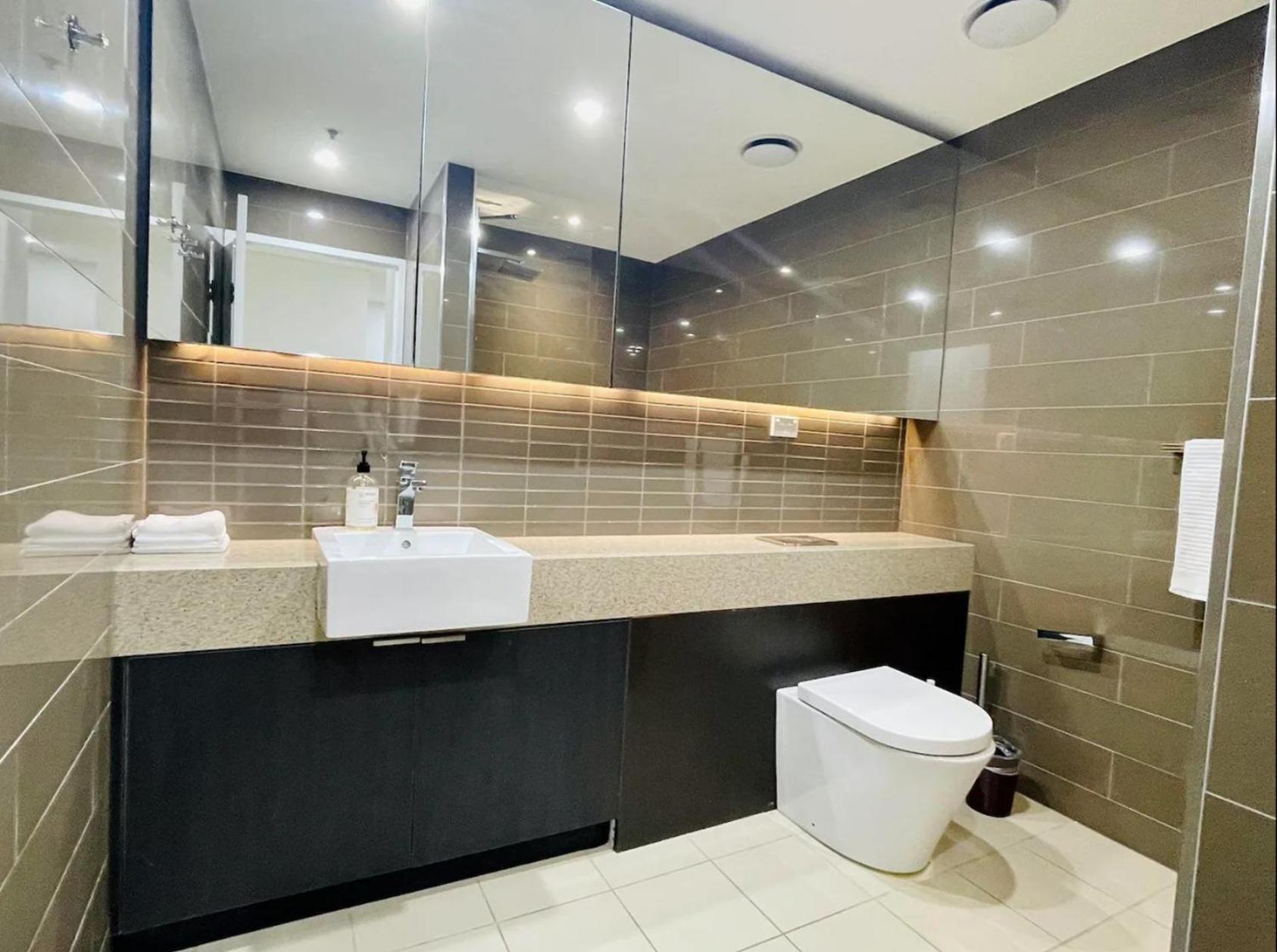 Sydney resort style condo 3 pools