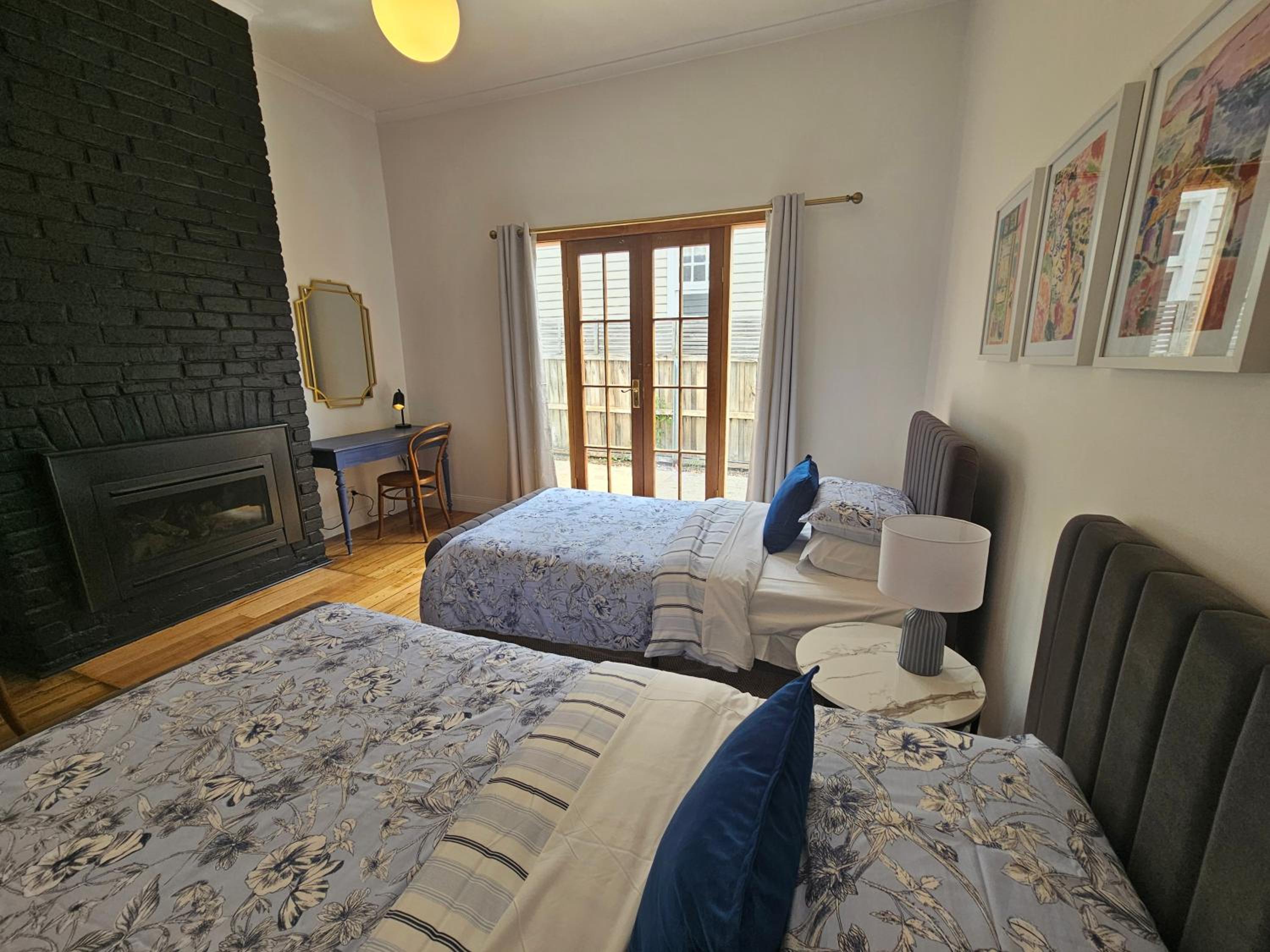 RoseIris Cottage - City Charm in Central West Hobart