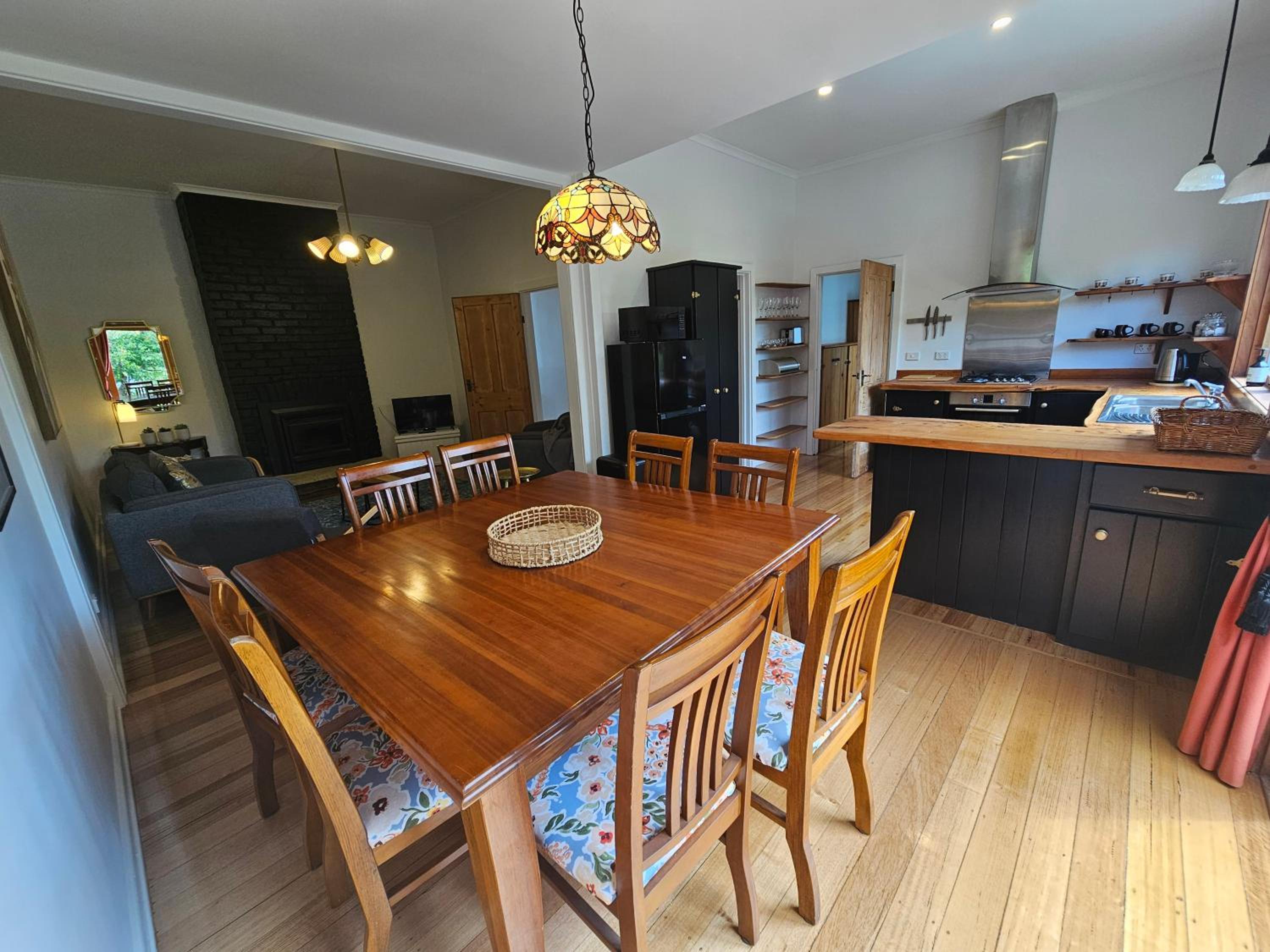 RoseIris Cottage - City Charm in Central West Hobart