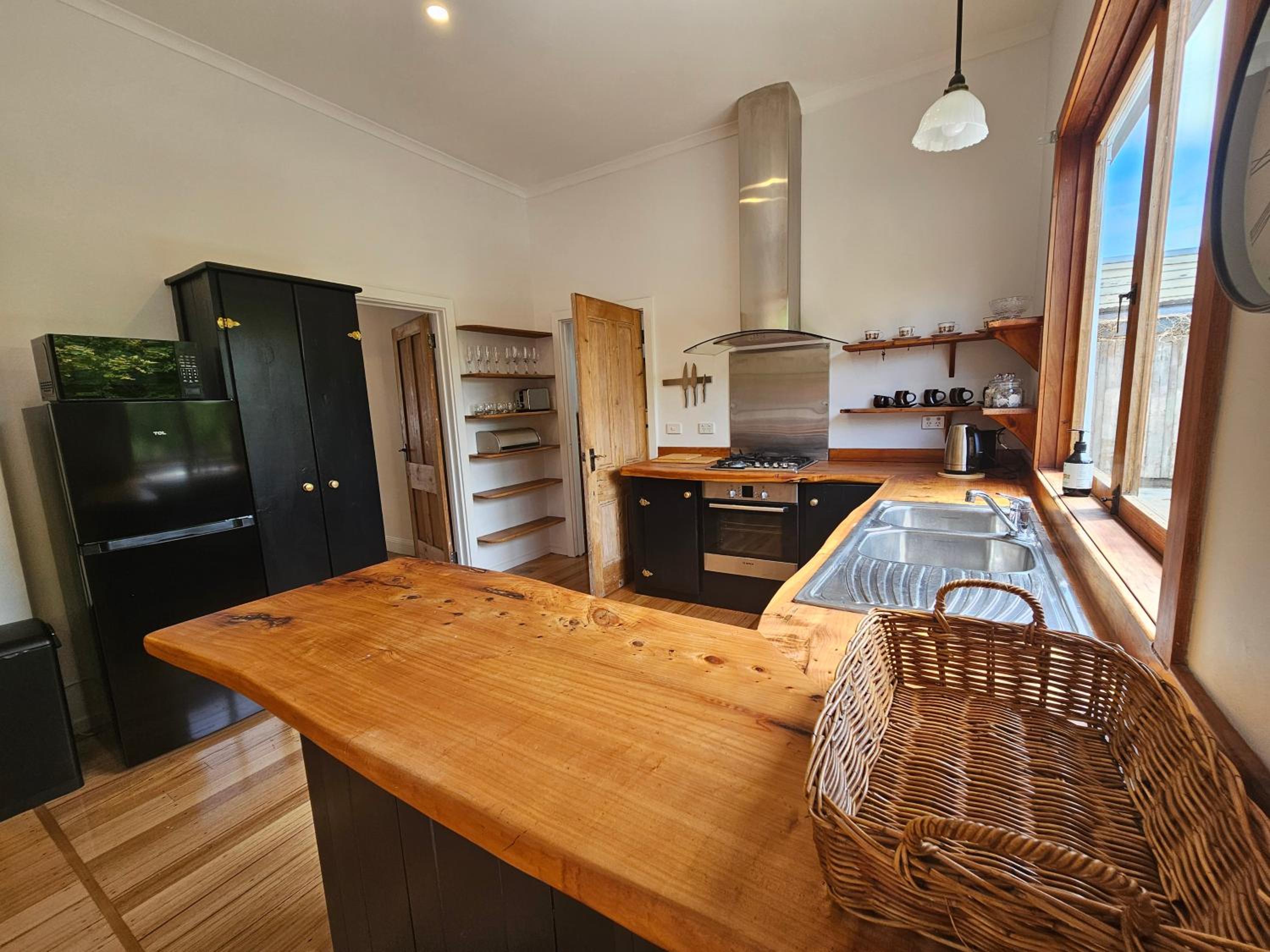 RoseIris Cottage - City Charm in Central West Hobart