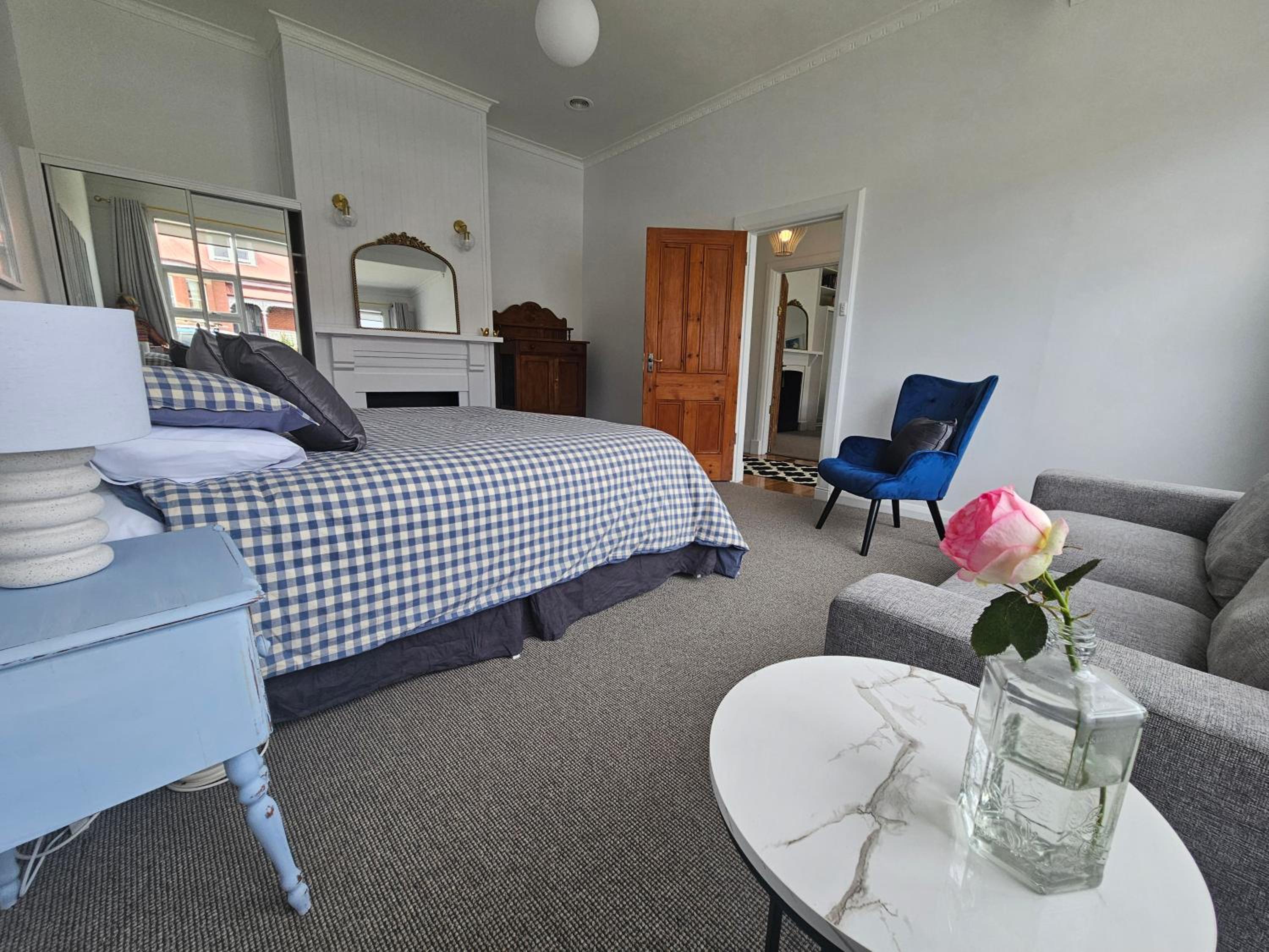 RoseIris Cottage - City Charm in Central West Hobart
