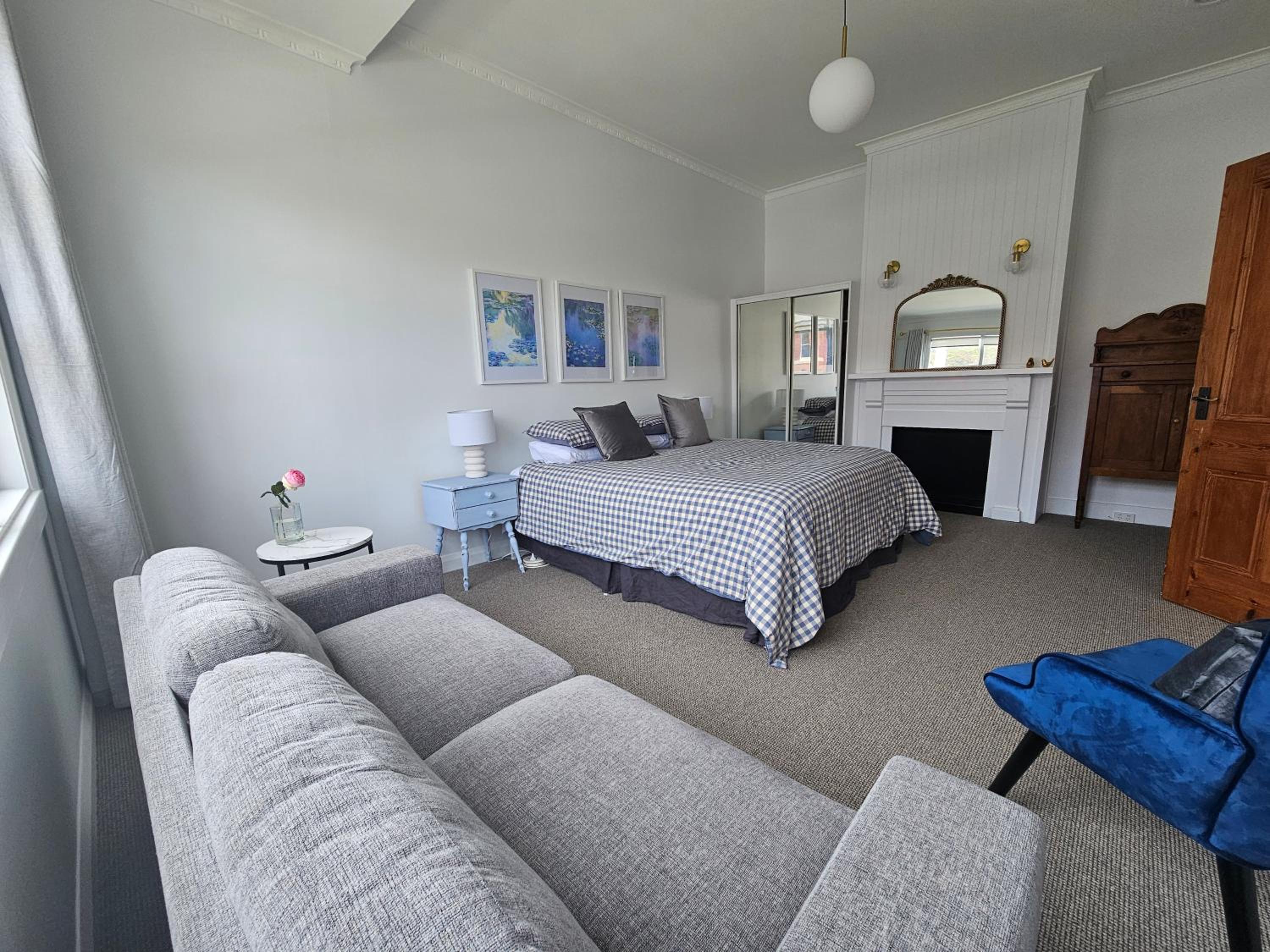RoseIris Cottage - City Charm in Central West Hobart