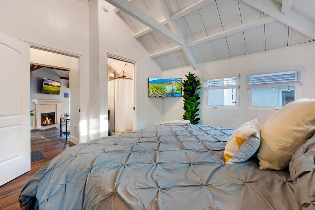 Spanish Wine Country Cottage with Hot Tub! view 3