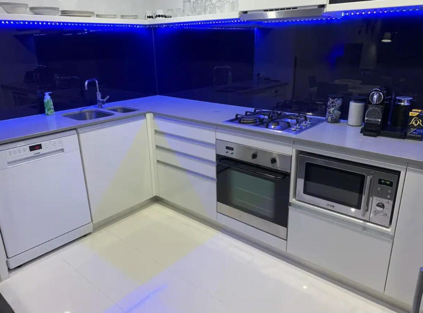 Beach Mountain View Sleeps 6 Surfers Paradise 2 Bed 2 Bath Circle on Cav & Hilton Surfers