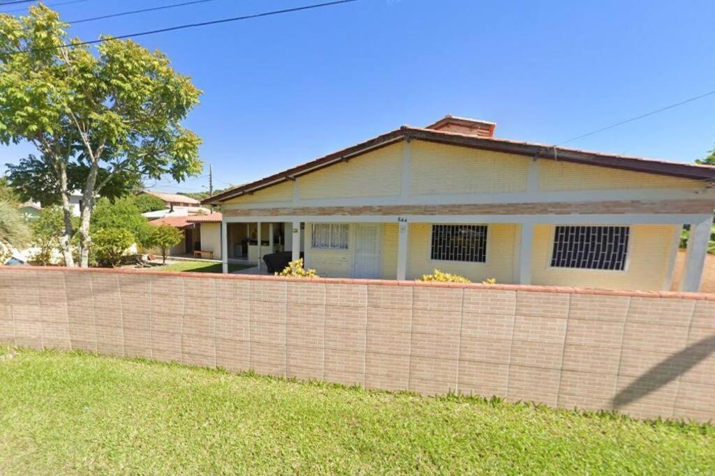 Casa amarela na lagoa de Ibiraquera