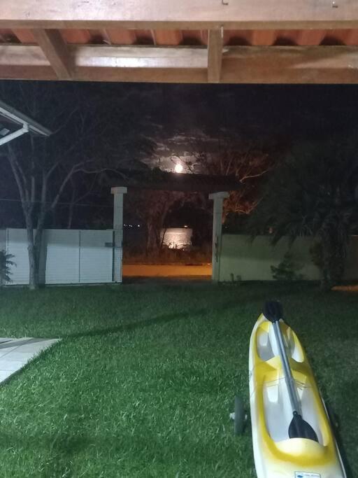 Casa amarela na lagoa de Ibiraquera