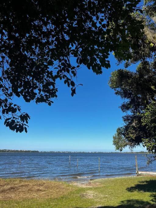 Casa amarela na lagoa de Ibiraquera