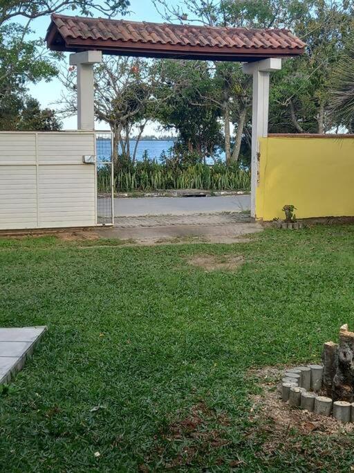 Casa amarela na lagoa de Ibiraquera