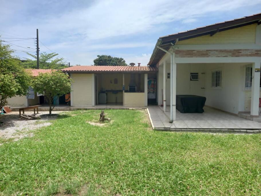 Casa amarela na lagoa de Ibiraquera