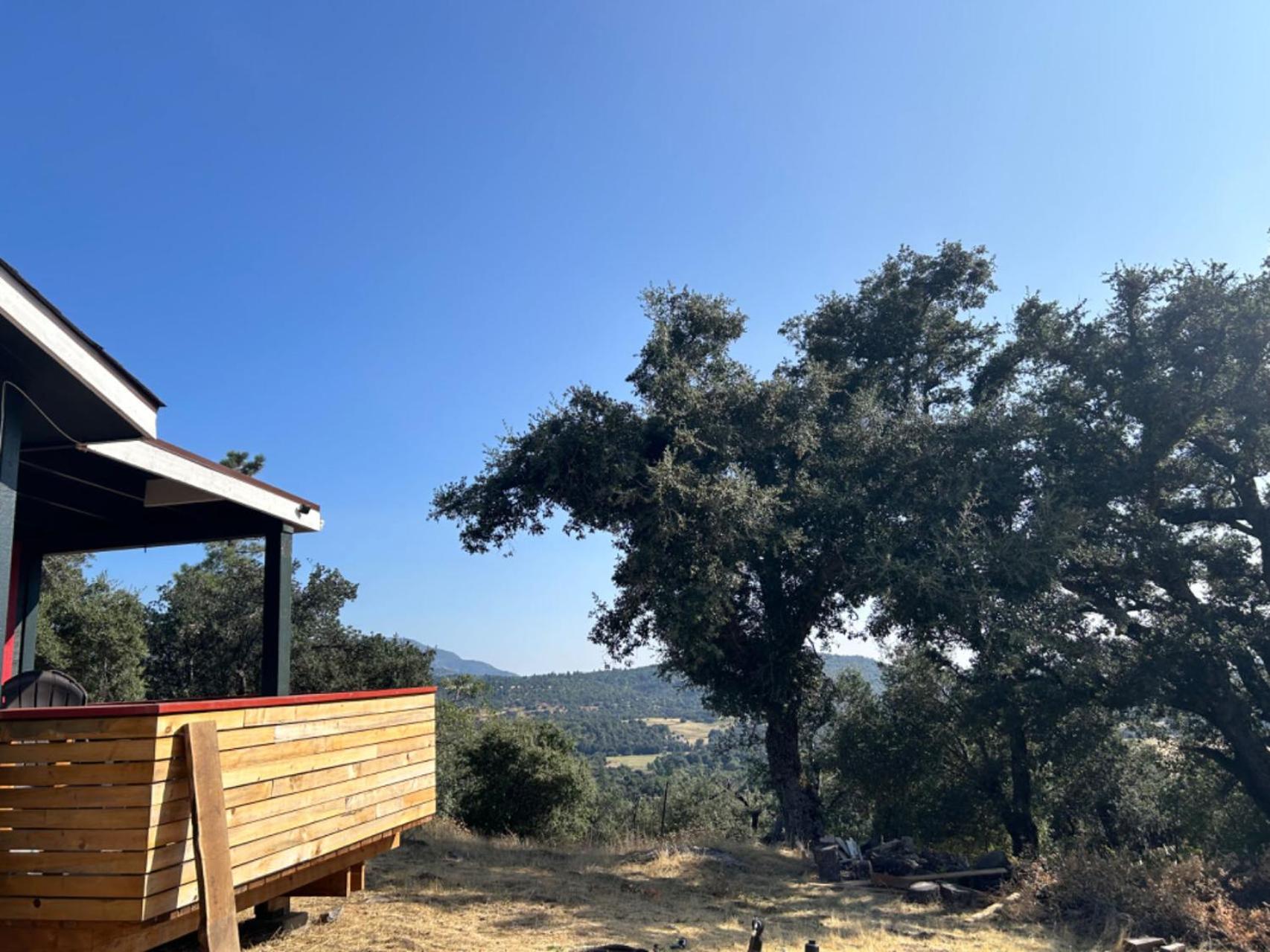 Quiet serene hilltop retreat,a cozy king-size bed view 2