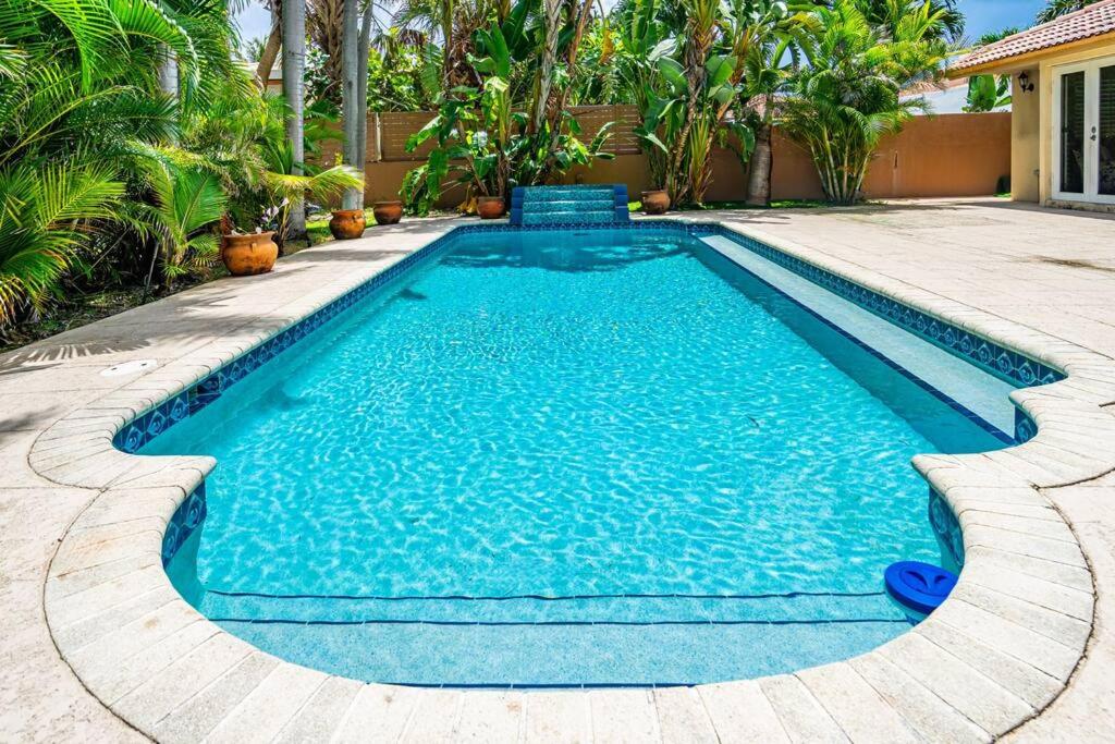 Ventur Vintage Beach House Luxury Pool view 4
