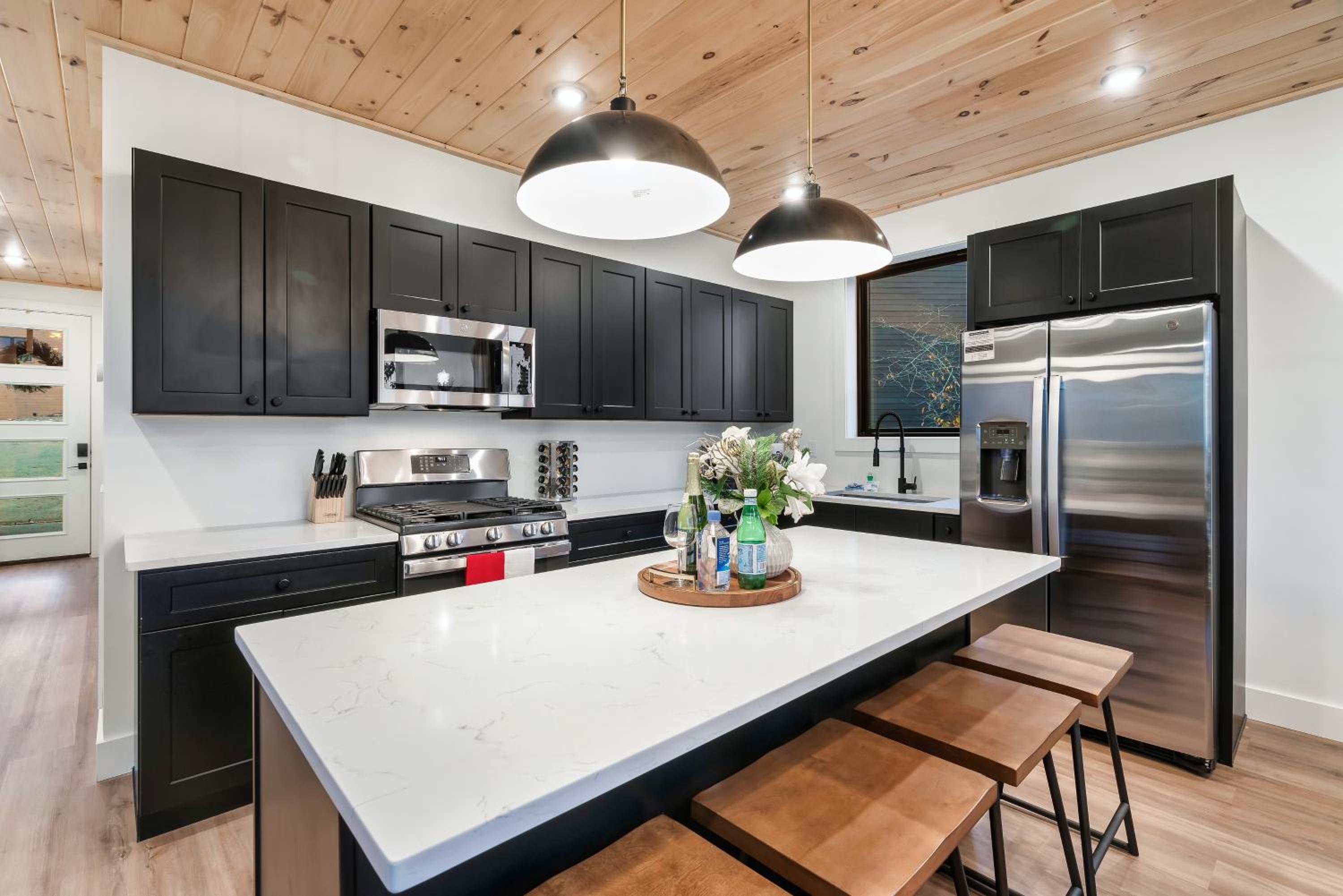 New Haven Luxurious 4Bd 5B Ensuite Cabin with Indoor Pool, HotTub, Theater and Game Room view 2