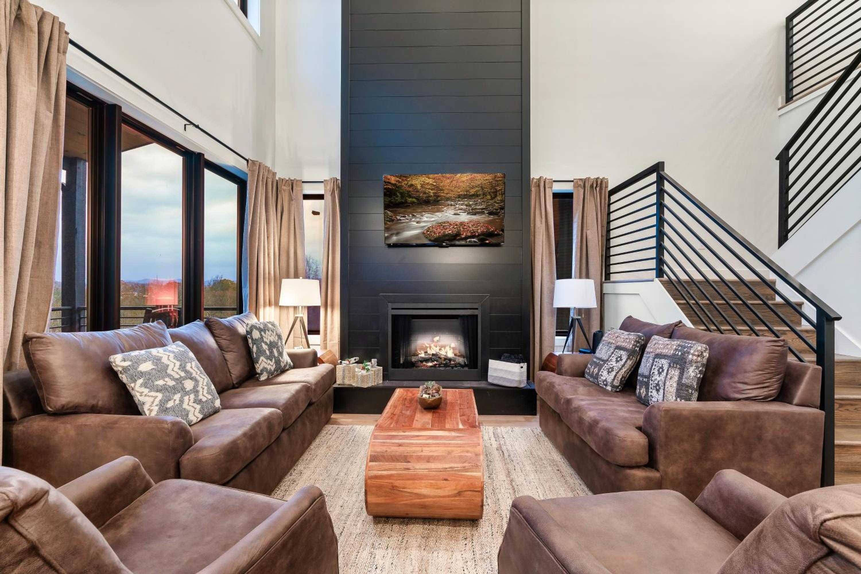 New Haven Luxurious 4Bd 5B Ensuite Cabin with Indoor Pool, HotTub, Theater and Game Room view 4
