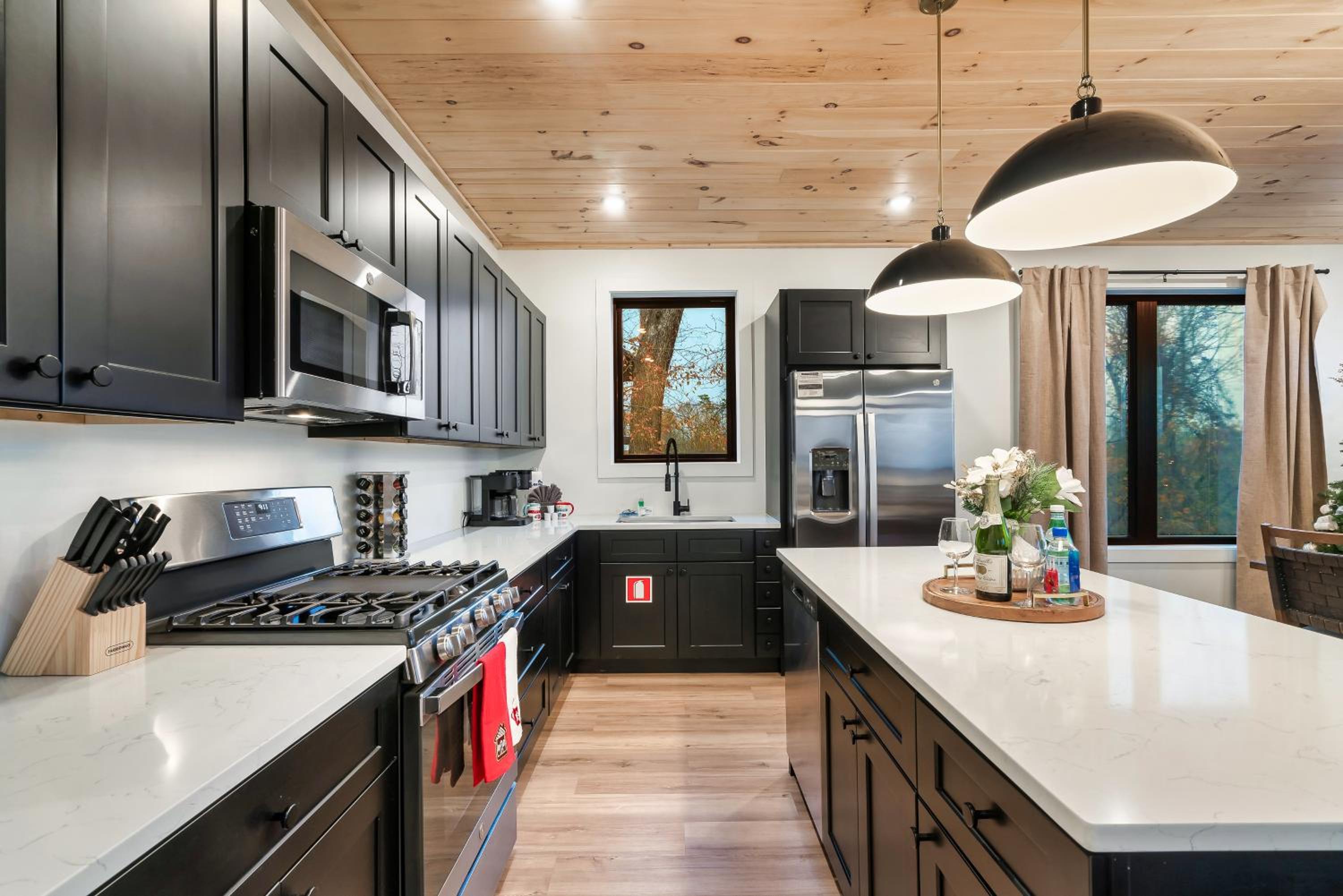New Haven Luxurious 4Bd 5B Ensuite Cabin with Indoor Pool, HotTub, Theater and Game Room view 3