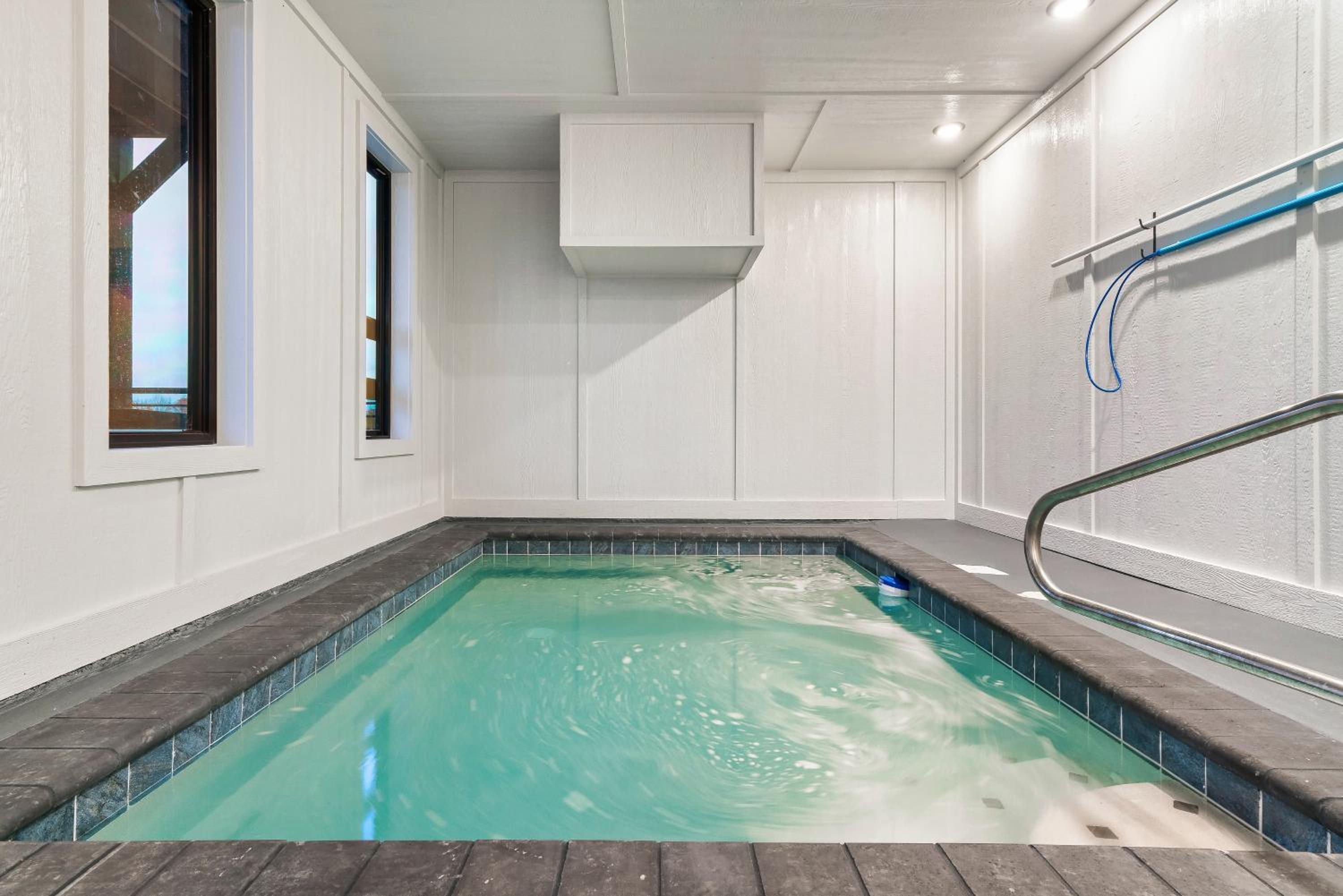 New Haven Luxurious 4Bd 5B Ensuite Cabin with Indoor Pool, HotTub, Theater and Game Room view 5