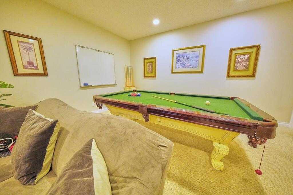 Casa Pura Vida Hot Tub, Pool & Ping Pong Tables w Backyard & BBQ Come stay