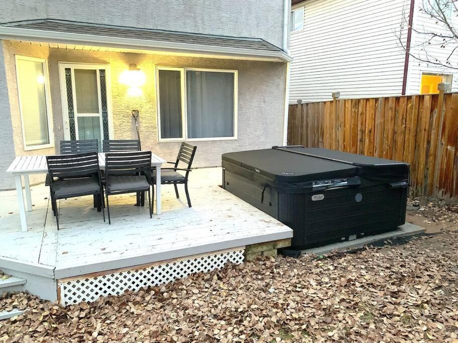 Casa Pura Vida Hot Tub, Pool & Ping Pong Tables w Backyard & BBQ Come stay