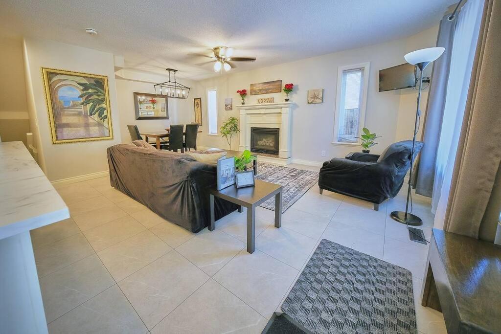 Casa Pura Vida Hot Tub, Pool & Ping Pong Tables w Backyard & BBQ Come stay