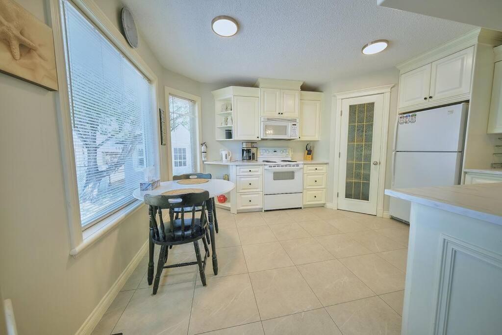Casa Pura Vida Hot Tub, Pool & Ping Pong Tables w Backyard & BBQ Come stay