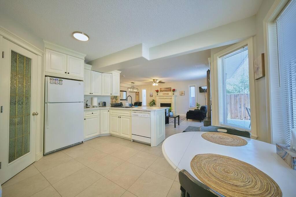 Casa Pura Vida Hot Tub, Pool & Ping Pong Tables w Backyard & BBQ Come stay