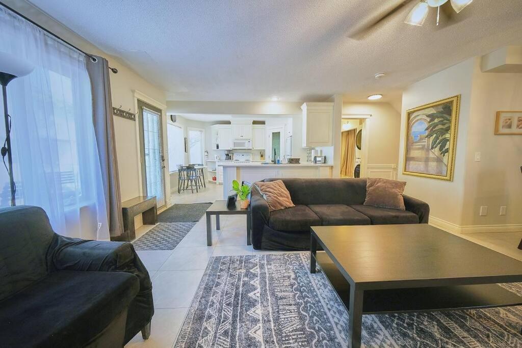 Casa Pura Vida Hot Tub, Pool & Ping Pong Tables w Backyard & BBQ Come stay