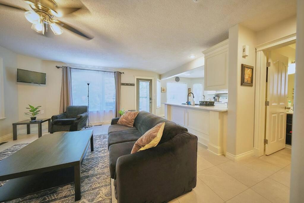 Casa Pura Vida Hot Tub, Pool & Ping Pong Tables w Backyard & BBQ Come stay