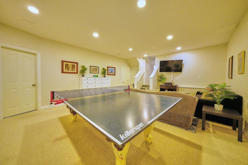 Casa Pura Vida Hot Tub, Pool & Ping Pong Tables w Backyard & BBQ Come stay