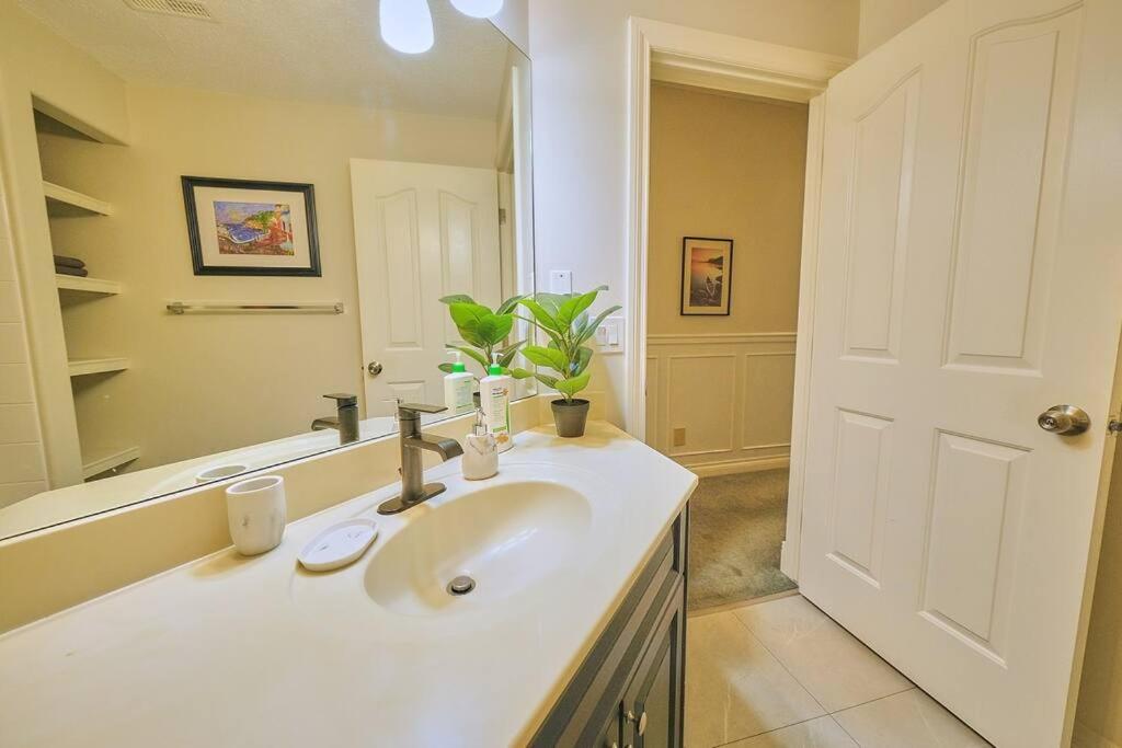 Casa Pura Vida Hot Tub, Pool & Ping Pong Tables w Backyard & BBQ Come stay