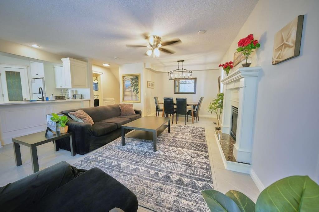 Casa Pura Vida Hot Tub, Pool & Ping Pong Tables w Backyard & BBQ Come stay