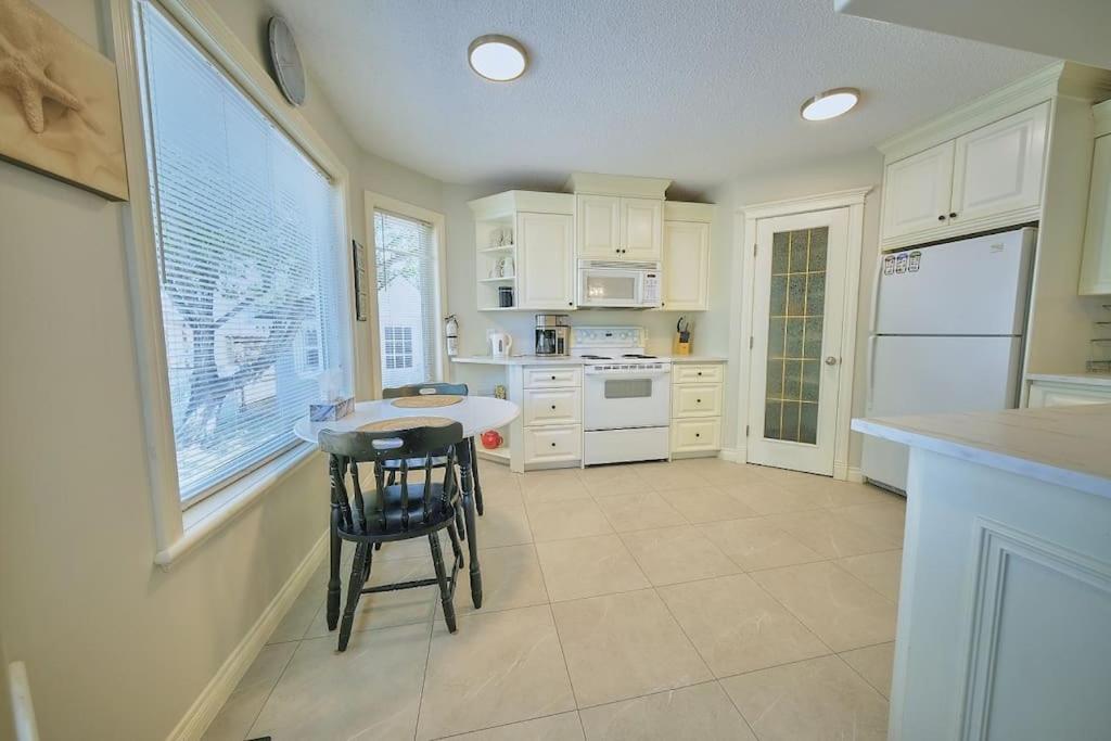 Casa Pura Vida Hot Tub, Pool & Ping Pong Tables w Backyard & BBQ Come stay