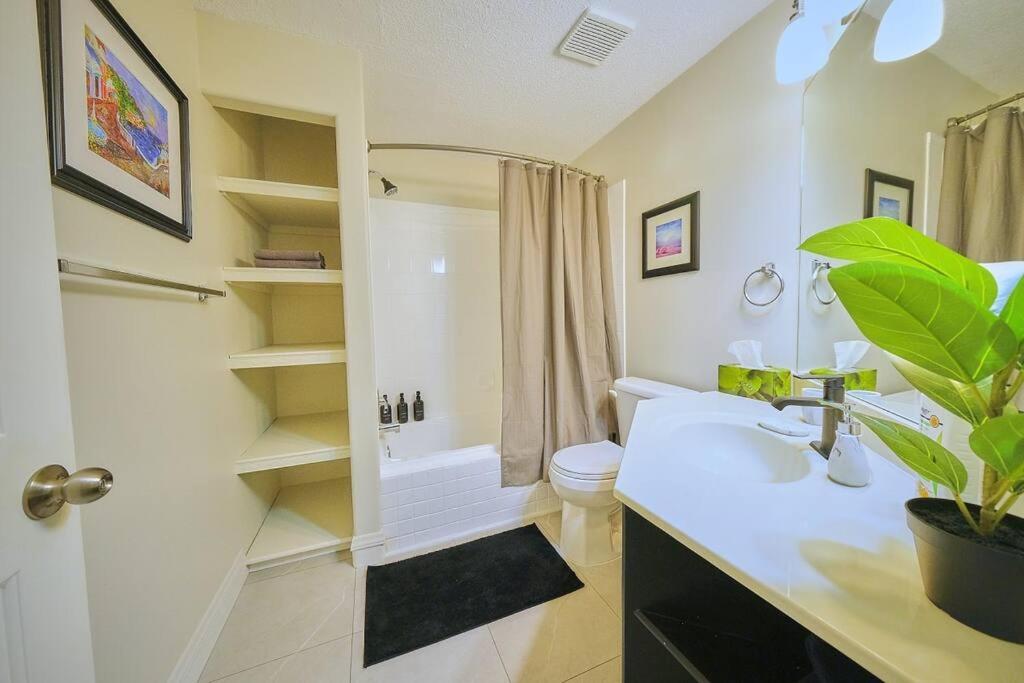 Casa Pura Vida Hot Tub, Pool & Ping Pong Tables w Backyard & BBQ Come stay